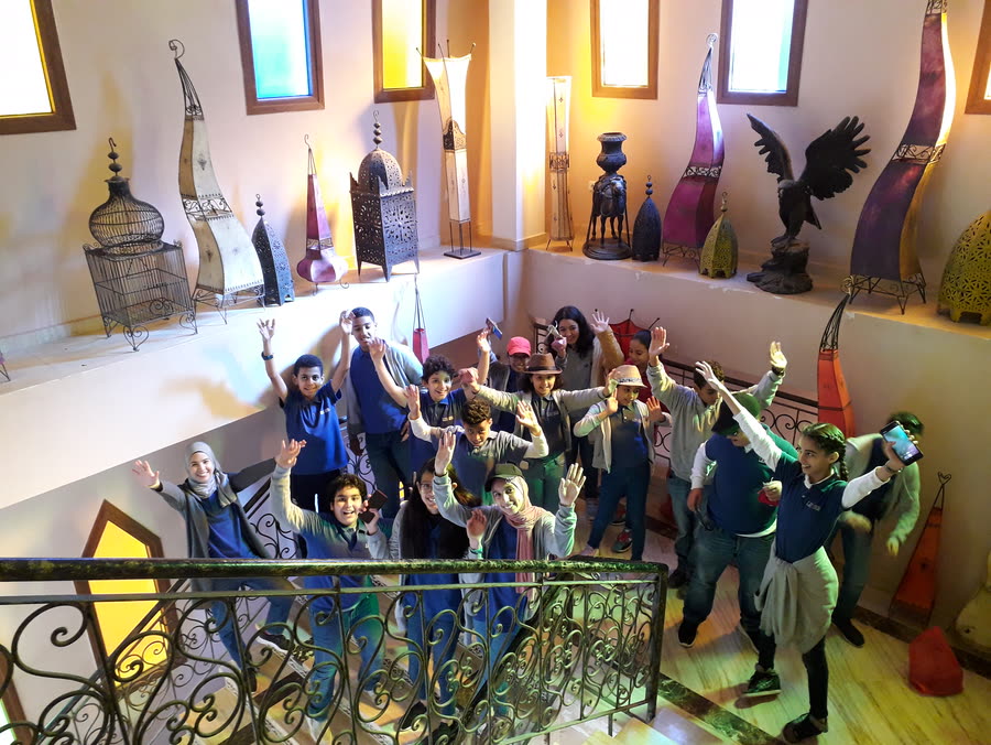 Élèves en visite à la Berbère house, un espace culturel d'Agadir