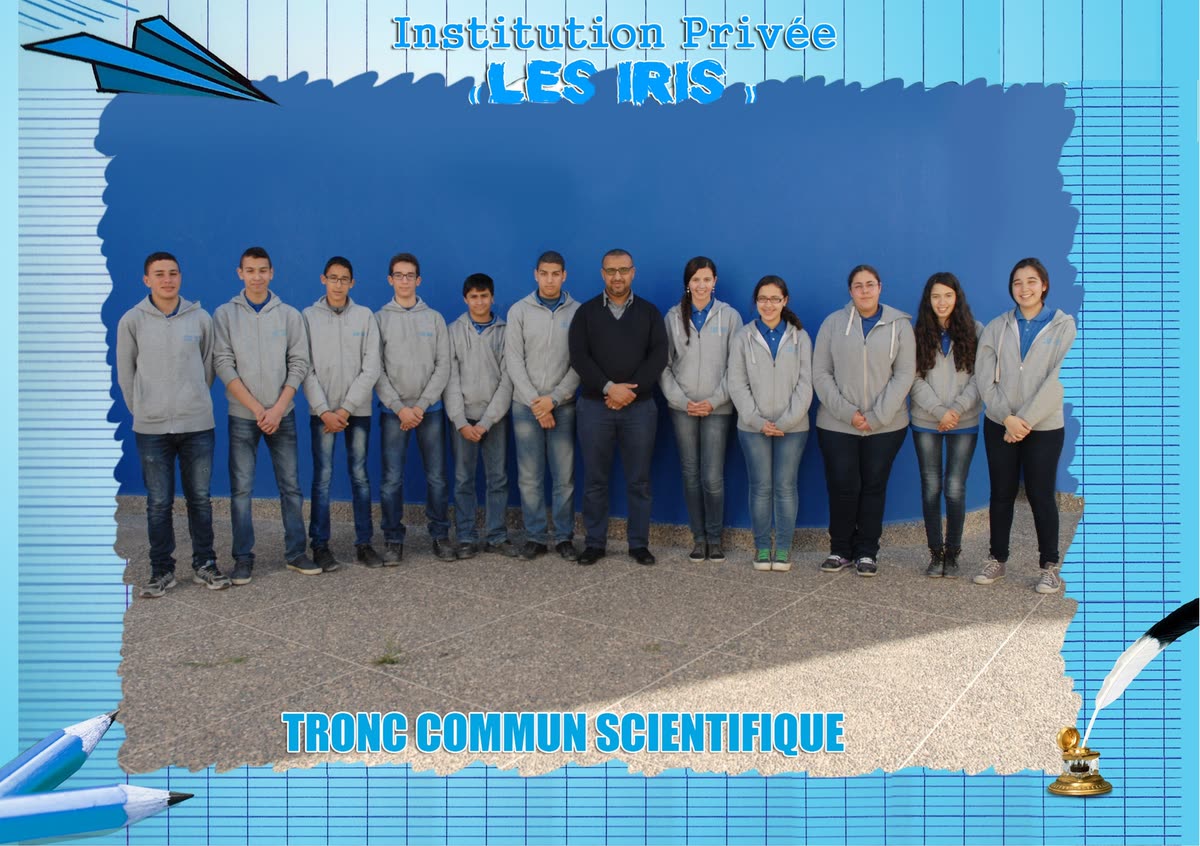 Photo de classe des lycéens du tronc commun scientifique de l’Institution privée Les Iris, en blouson gris, avec leur professeur