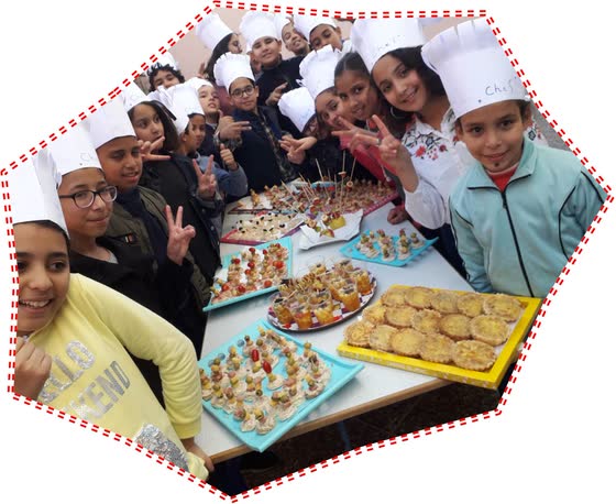 Élèves travaillant en petits groupes en classe