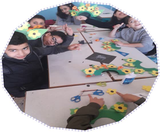 Camarades de classe réunis pour une photo de groupe